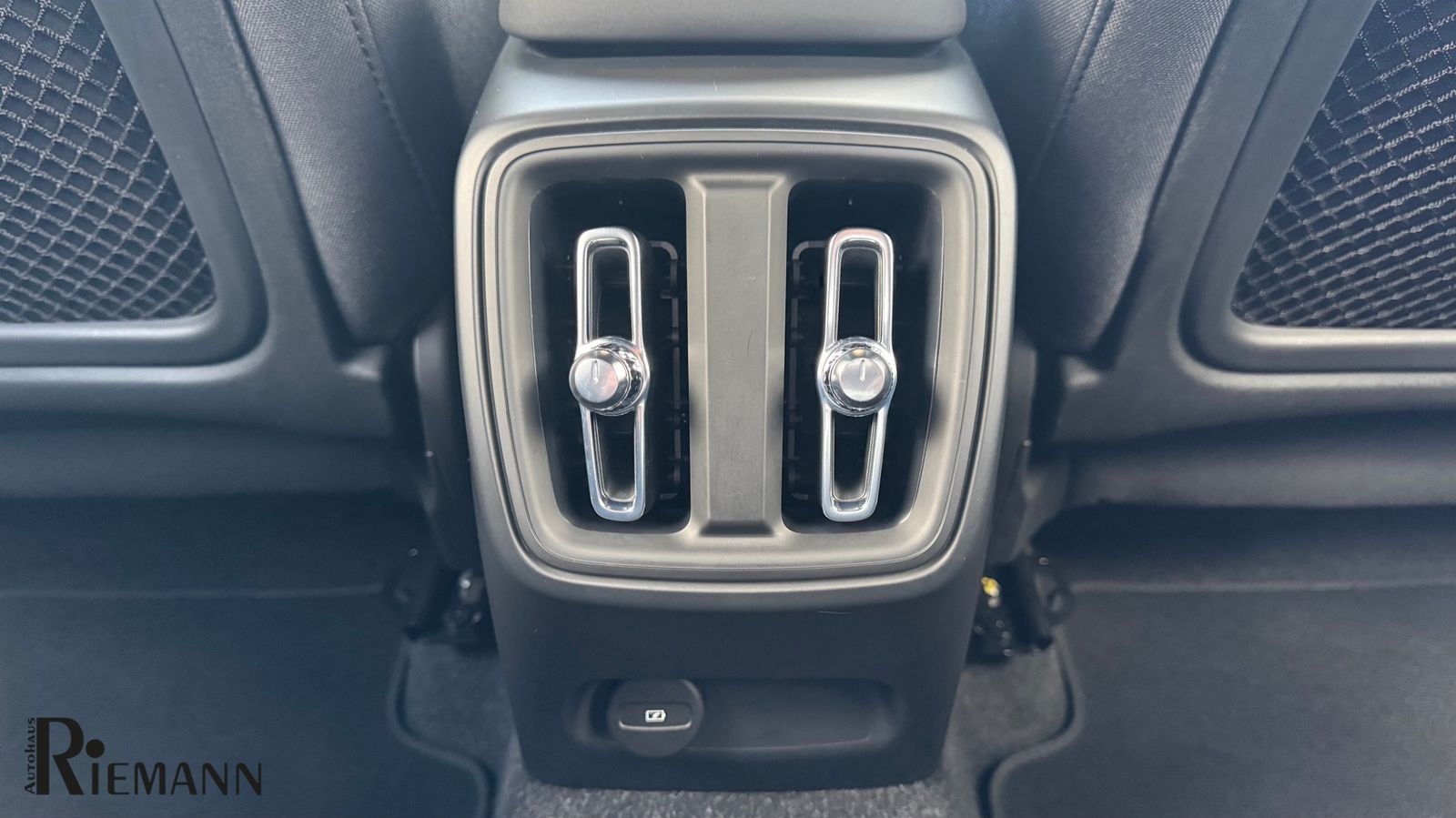 Volvo XC40 Recharge Twin Motor Plus + Winter-Paket