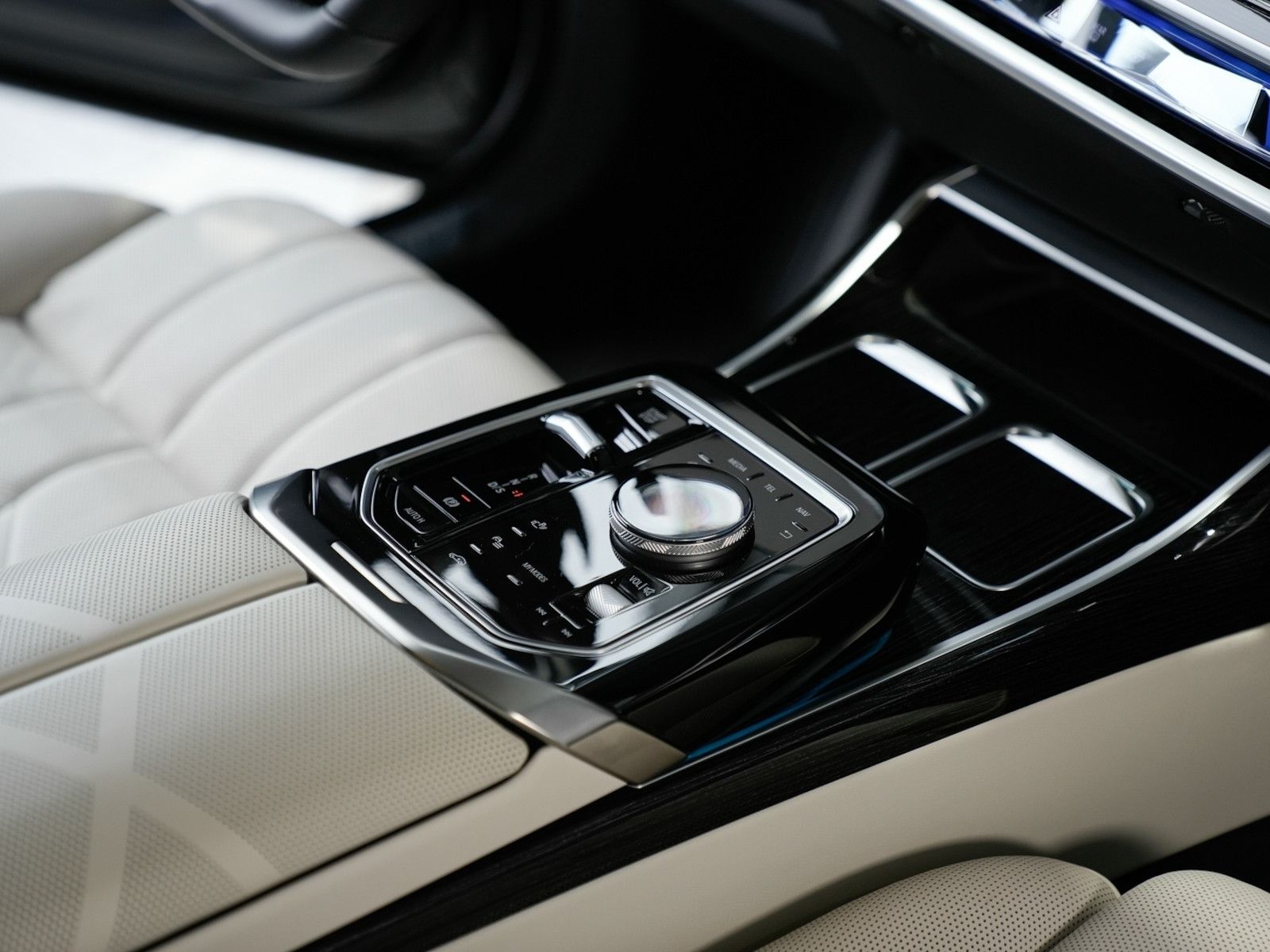 BMW 740d xDrive M SPORT PRO Sky-Lou. Autotür. FOND