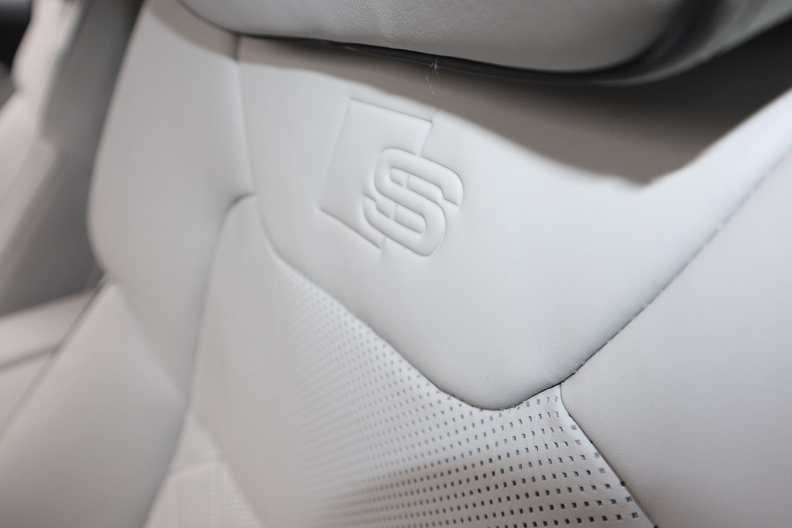 Audi A8L 60 TFSI V8 qu lang exclusive - Samsaru's Car Outlet