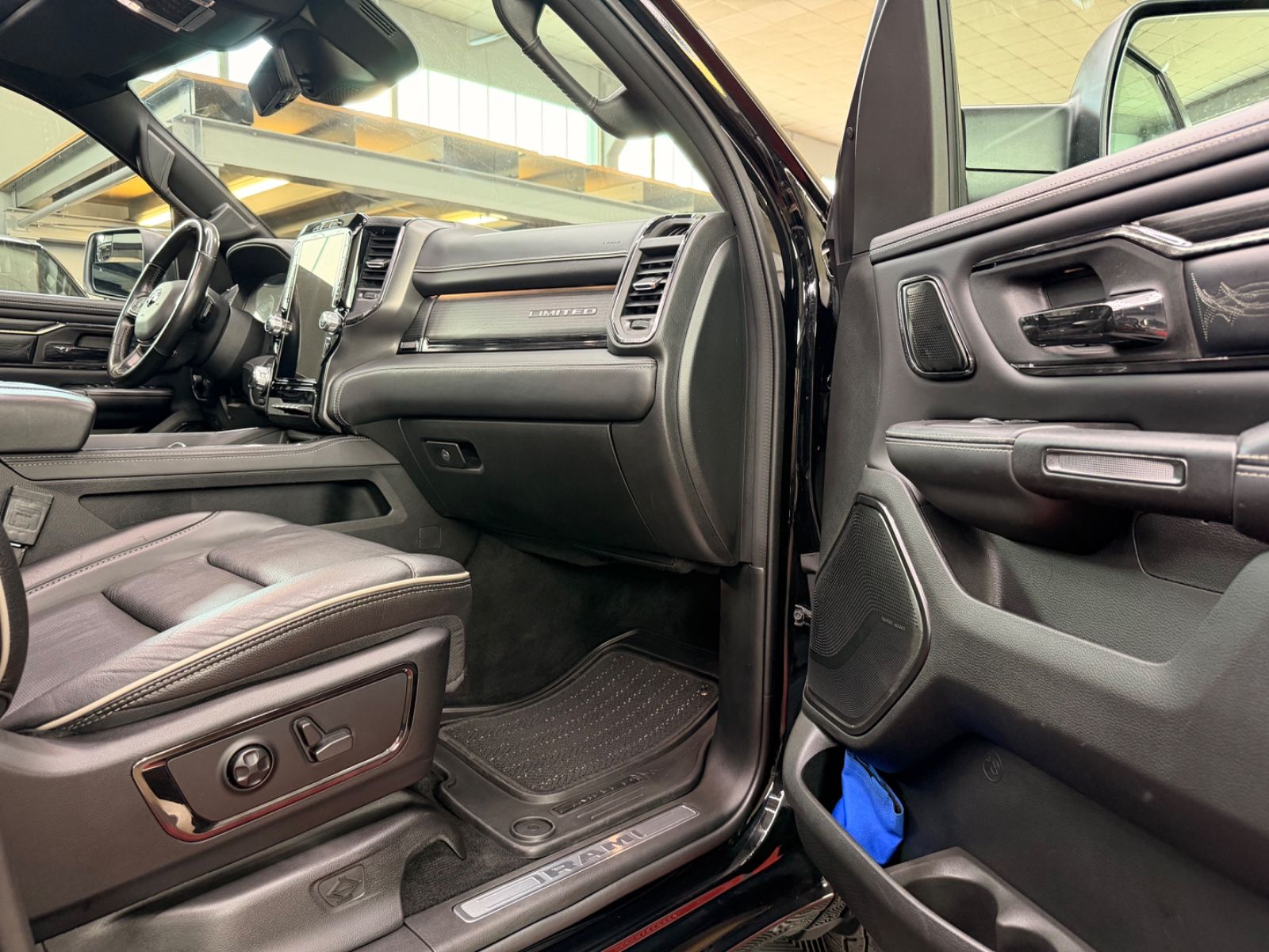 Dodge RAM 1500 5.7 4X4 LIMITED Night LPG Pano Head-Up