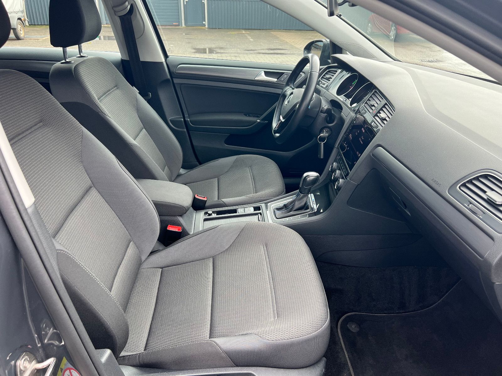 Volkswagen Golf VII e-Golf - Samsaru's Car Outlet