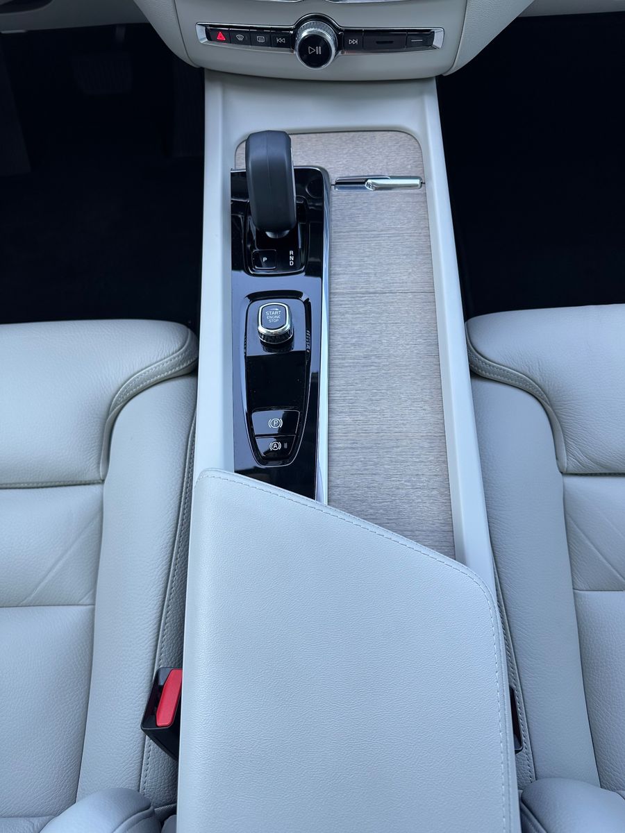 Volvo XC60 T6 AWD Recharge Core NAV+LED+PANO+AHK+STHZG