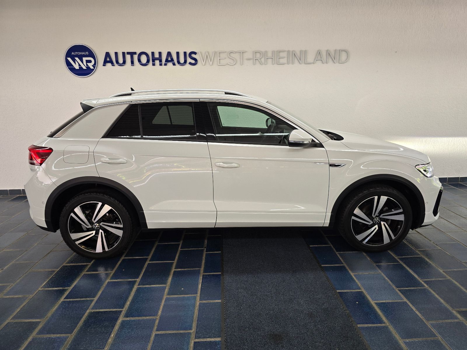 Volkswagen T-Roc R-Line Sport - Samsaru's Car Outlet