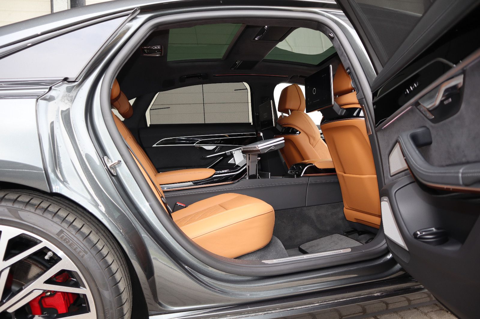 Audi A8L 60 TFSIe lang BLACK - Samsaru's Car Outlet
