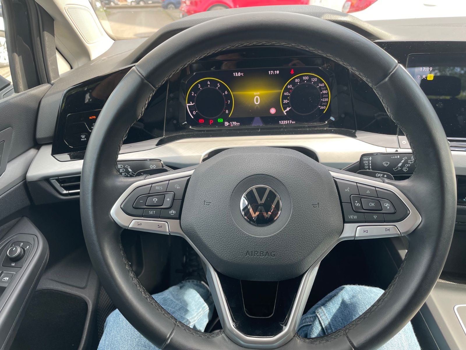 Volkswagen Golf VIII Life eTSI - Samsaru's Car Outlet