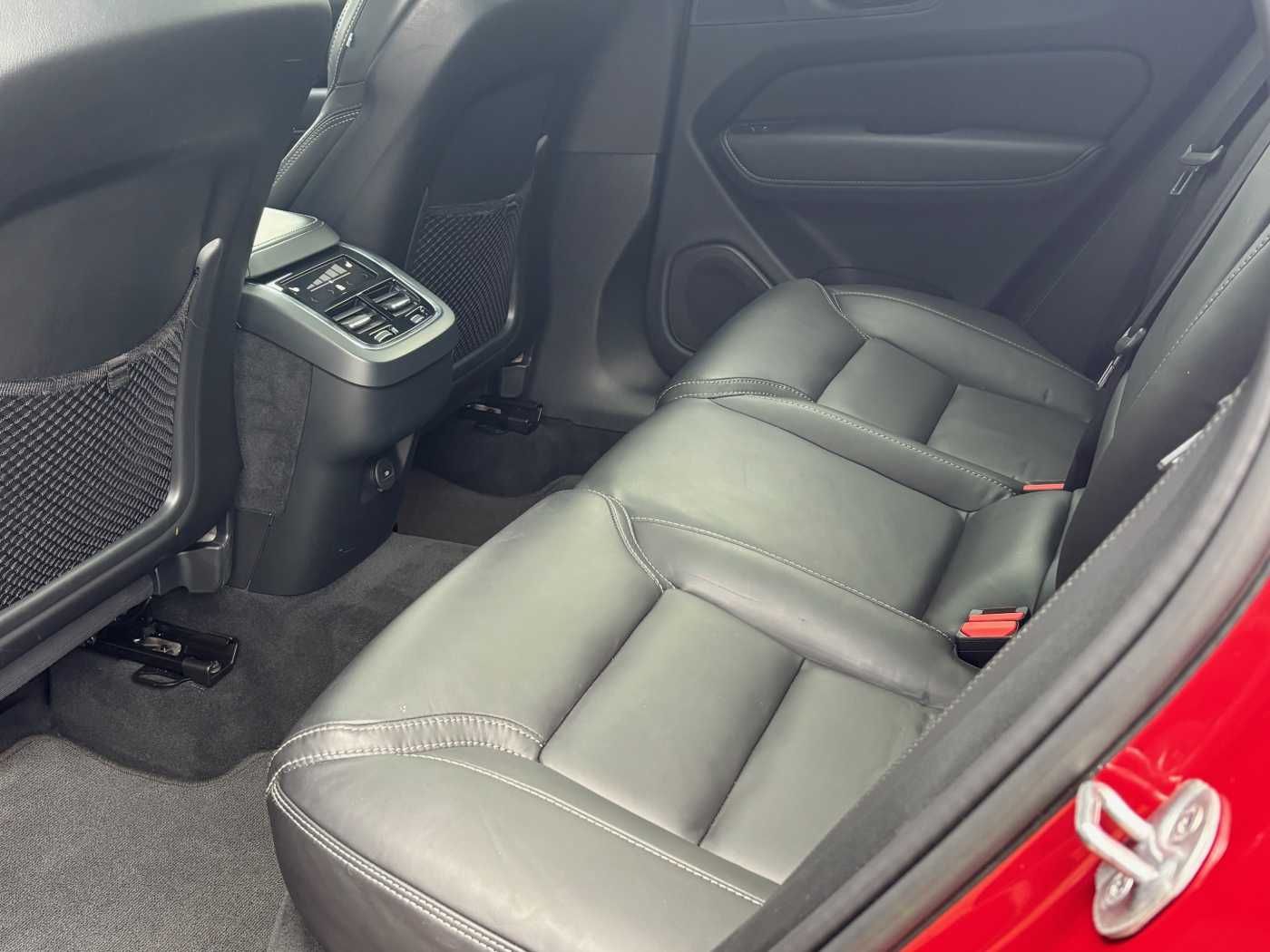 Volvo XC60 B5 B AWD Ultimate Dark, Massage, Pano uvm.