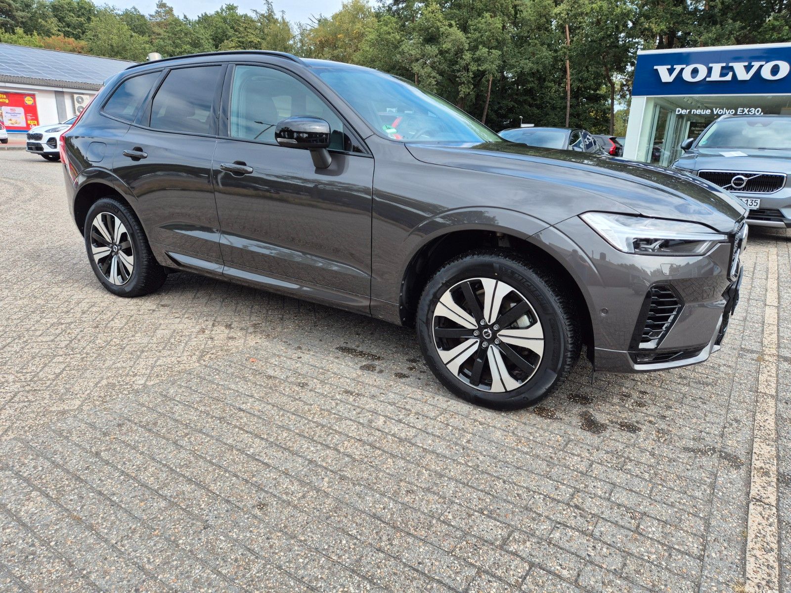 Volvo XC60 Plus Dark Recharge Plug-In Hybrid AWD
