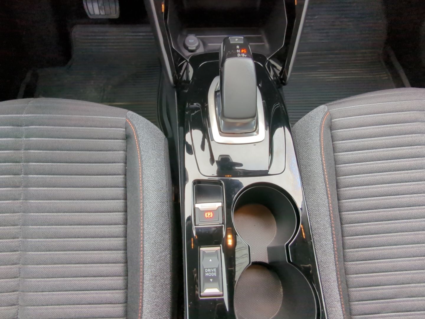 Peugeot e-2008 Active Elektromotor 136 - Samsaru's Car Outlet