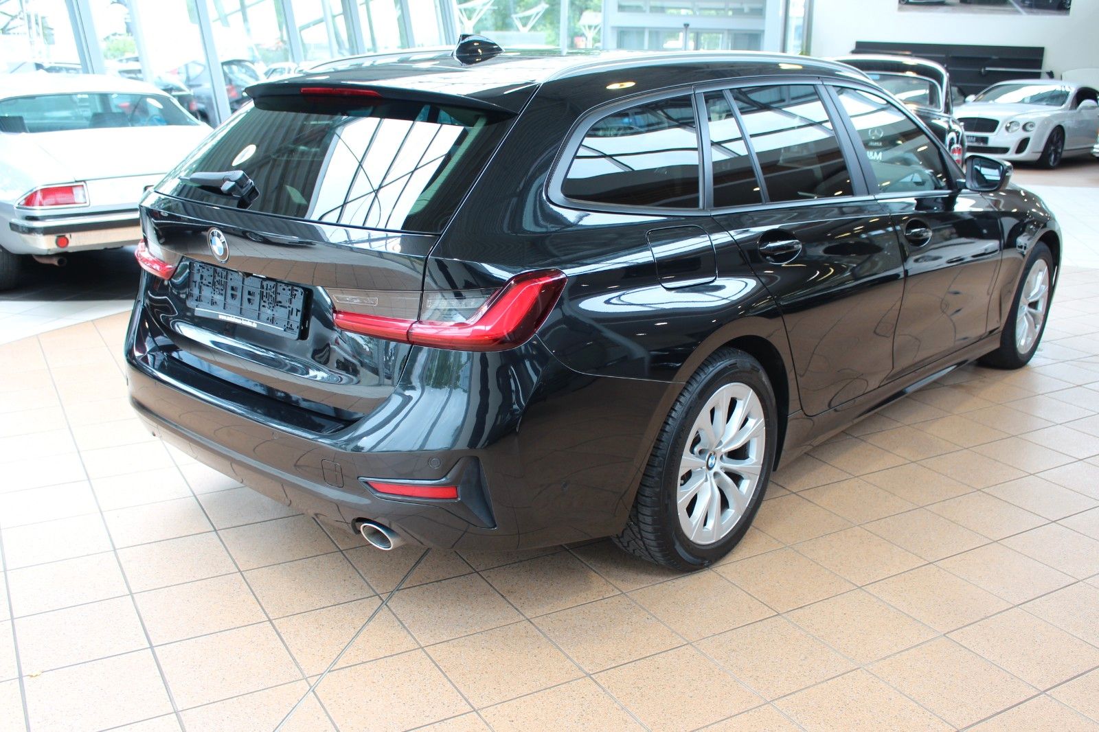 BMW 318d Touring Advantage - Samsaru's Car Outlet