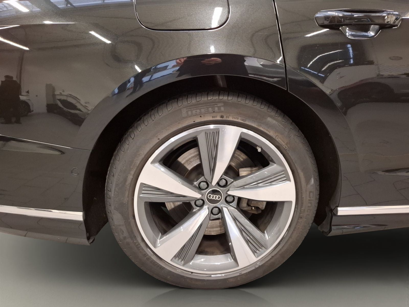 Audi A8 L TFSI e quattro - Samsaru's Car Outlet