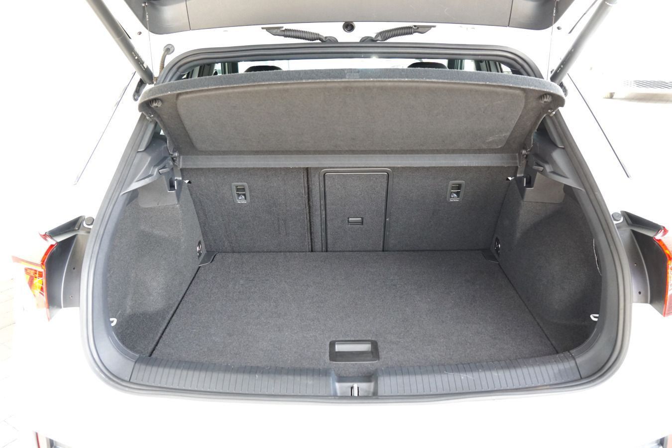 Volkswagen T-Roc R-Line 1.5 TSI DSG - Samsaru's Car Outlet