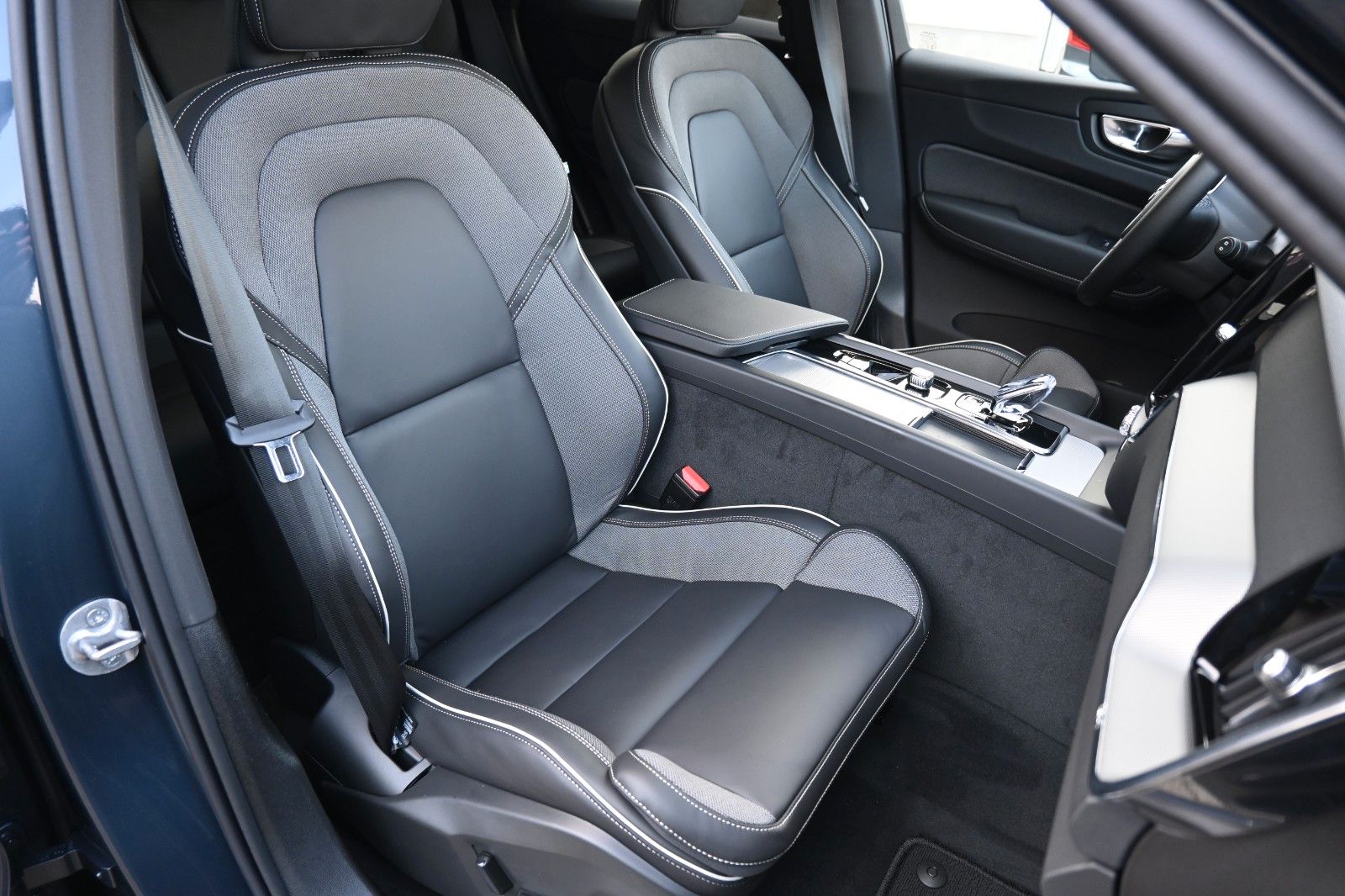 Volvo XC60 B5 AWD Plus Dark*FSHZG*360°*H&K*ACC*AHK