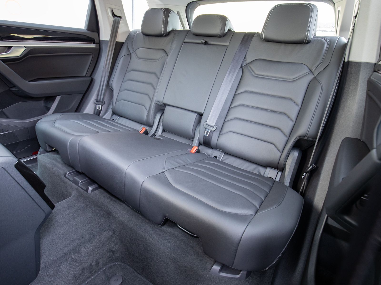 Volkswagen Touareg R-Line - Samsaru's Car Outlet
