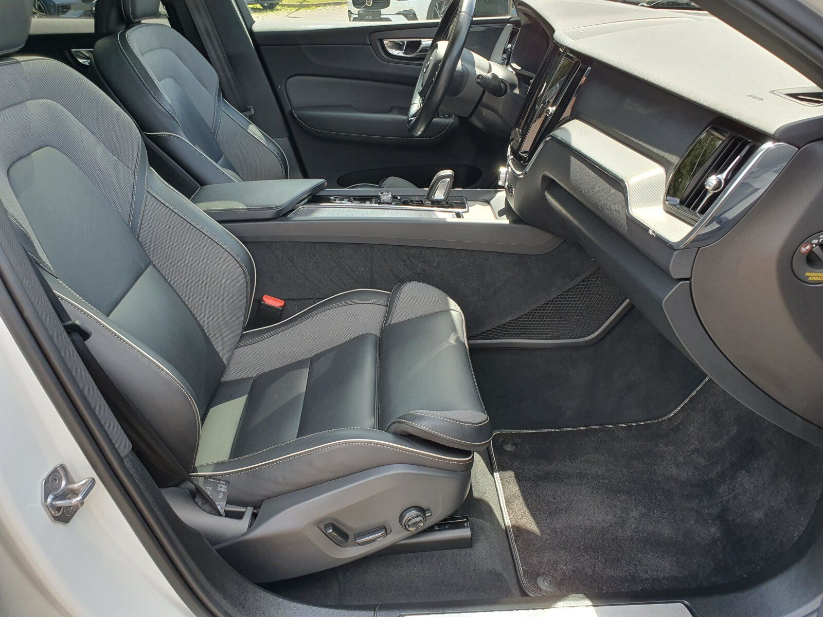 Volvo XC60 T6 Twin Engine AWD R Design - Samsaru's Car Outlet