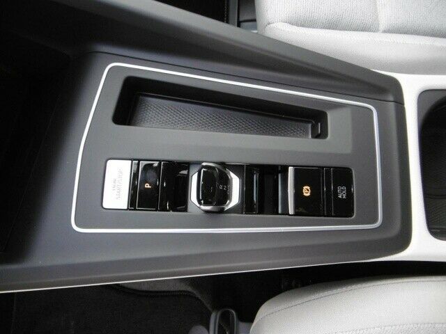 Volkswagen Golf VIII Life 1.0 eTSI - Samsaru's Car Outlet