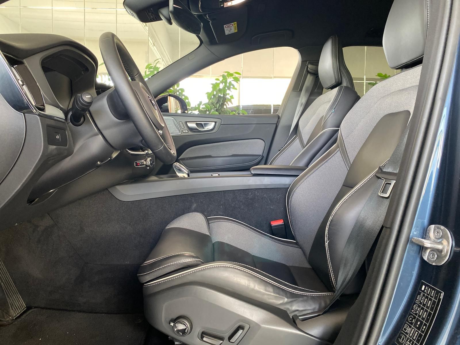 Volvo XC60 B4 Diesel Mild-Hybrid AWD Plus Dark