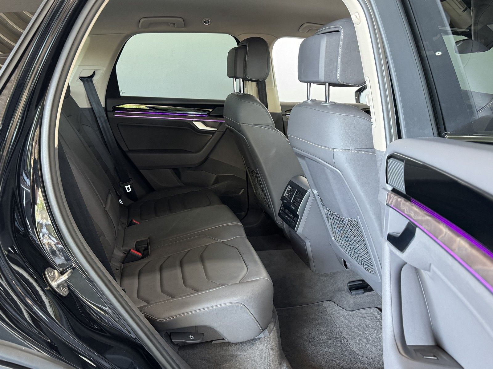 Volkswagen Touareg Atmosphere 4Motion - Samsaru's Car Outlet