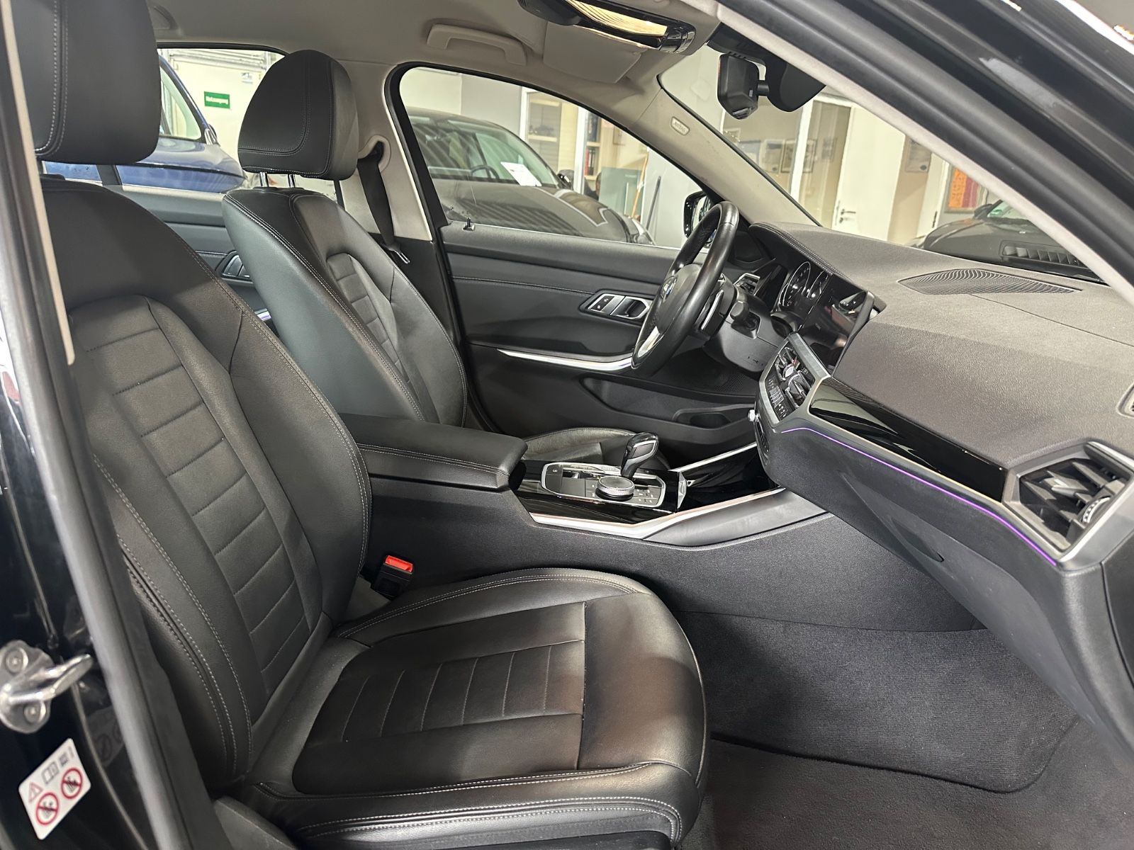 BMW 320 i Lim. Luxury Line - Samsaru's Car Outlet