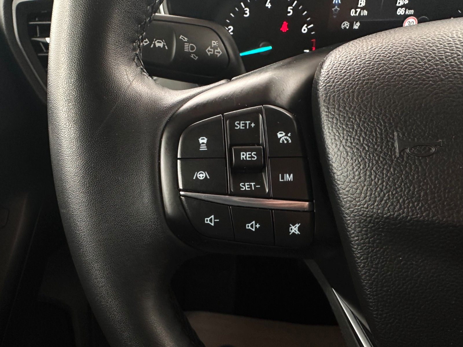 Ford Focus Lim. Titanium| Navi | LED | Assistenzpaket