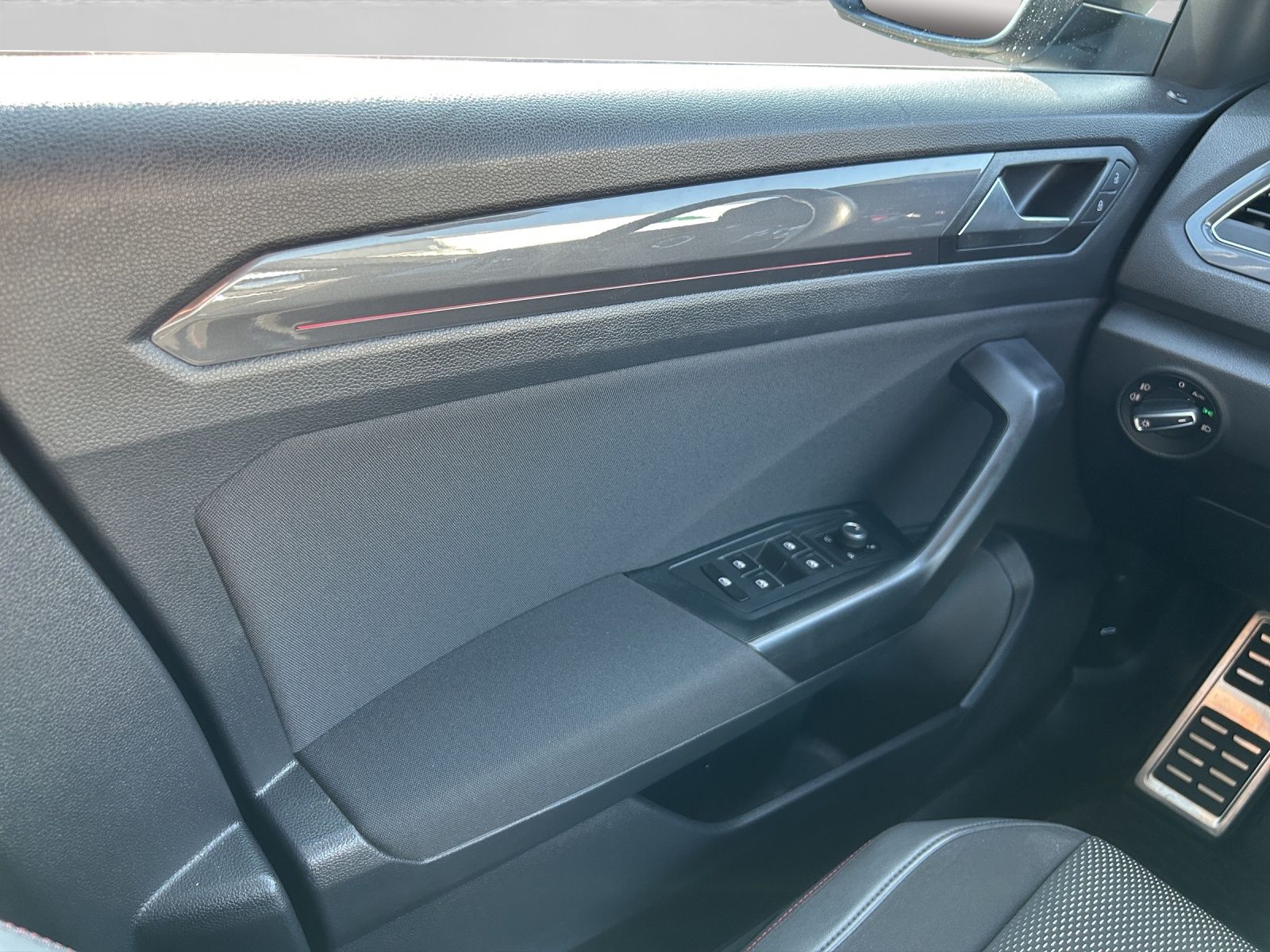 Volkswagen T-Roc 2.0 TSI DSG 4MOTION sport - Samsaru's Car Outlet