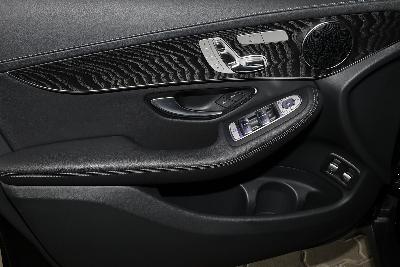 Mercedes-Benz GLC 300 e 4M AMG - Samsaru's Car Outlet