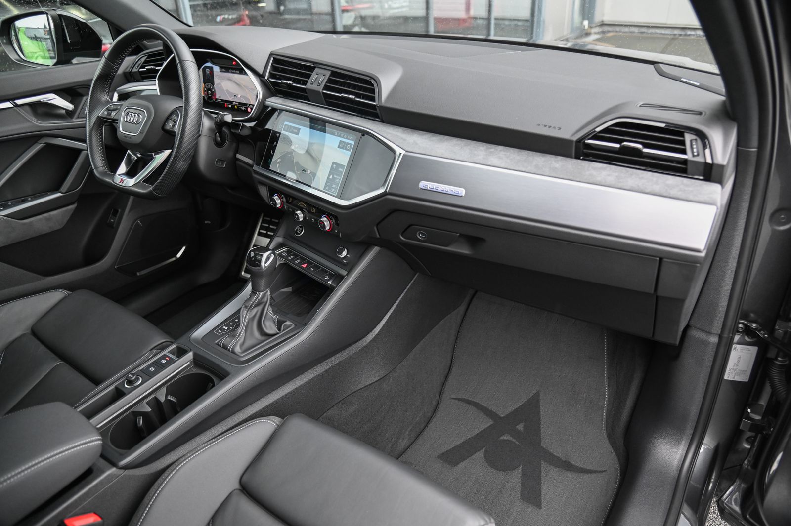 Audi Q3 40 TFSI quattro S line - Samsaru's Car Outlet