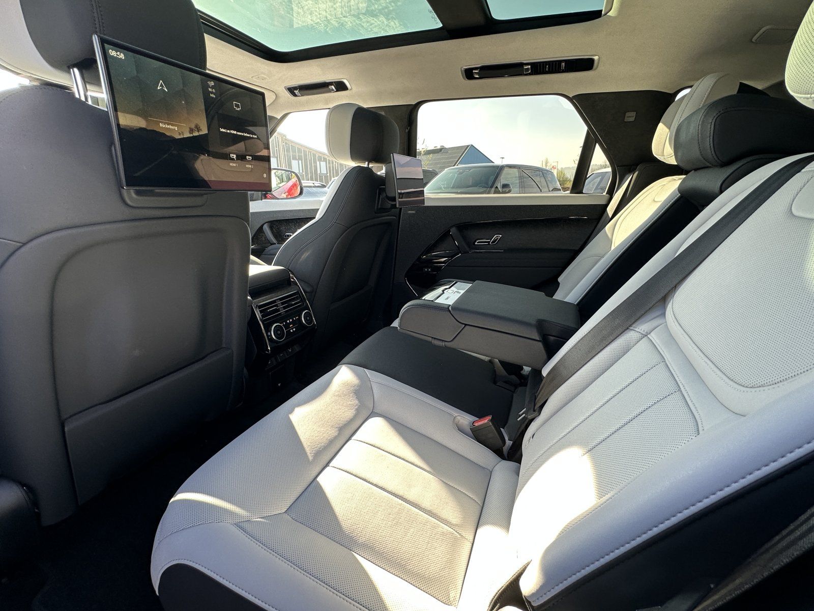 Range Rover Sport P530 4.4 V8 First Edition - Samsaru's Car Outlet
