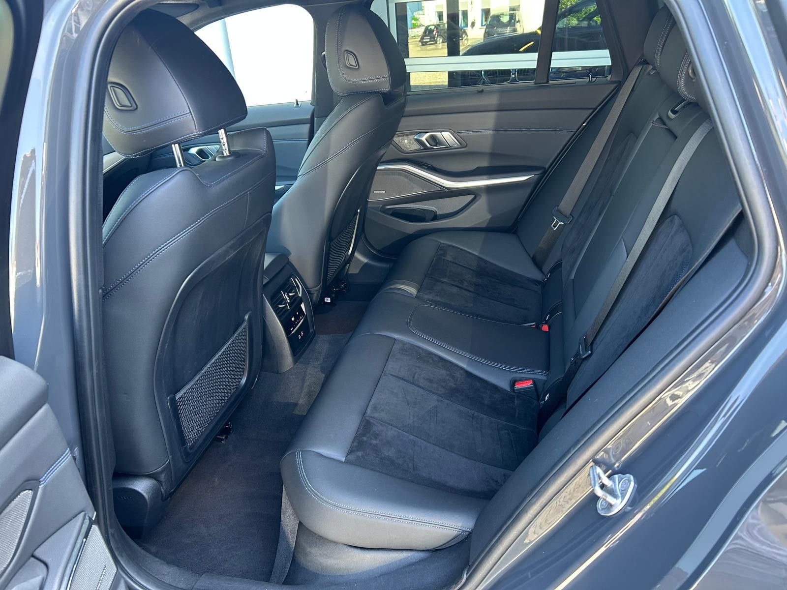 BMW 320 d xDrive M-Sport - Samsaru's Car Outlet