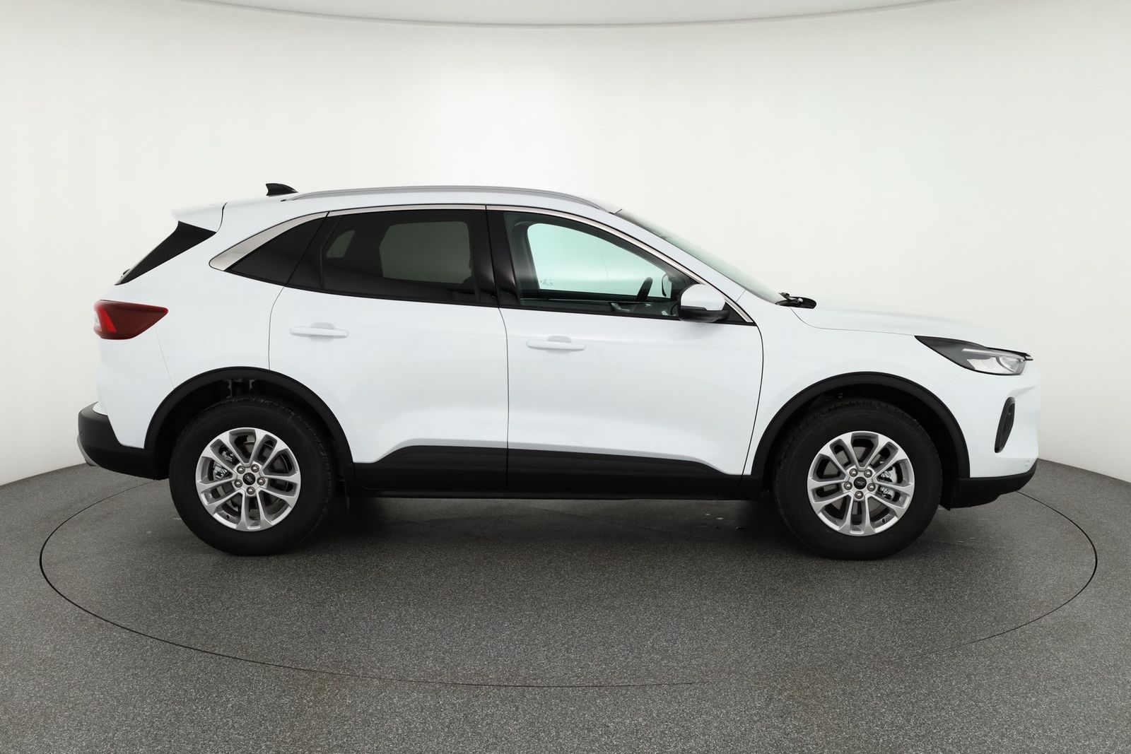Ford Kuga 1.5 EB Titanium Aut. - Samsaru's Car Outlet