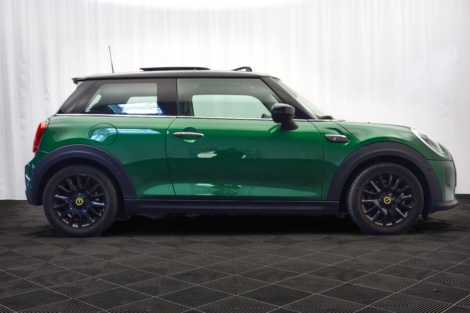 MINI Cooper SE Classic - Samsaru's Car Outlet