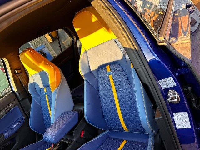 Volkswagen Golf VIII 2.0 TSI DSG R 4Motion - Samsaru's Car Outlet