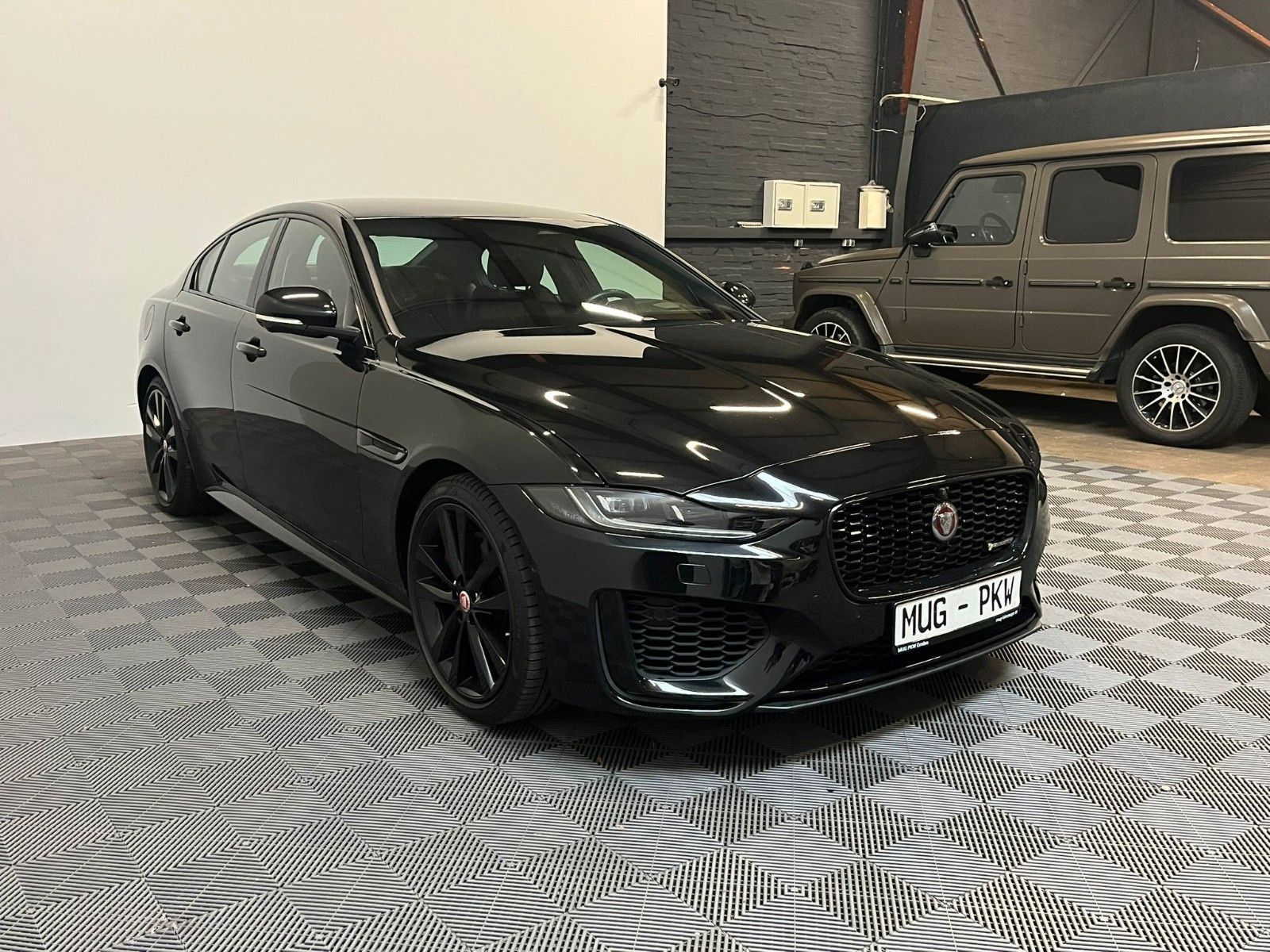 Jaguar XE P250 R-Dynamic Black *ACC-HuD-LED-360°*