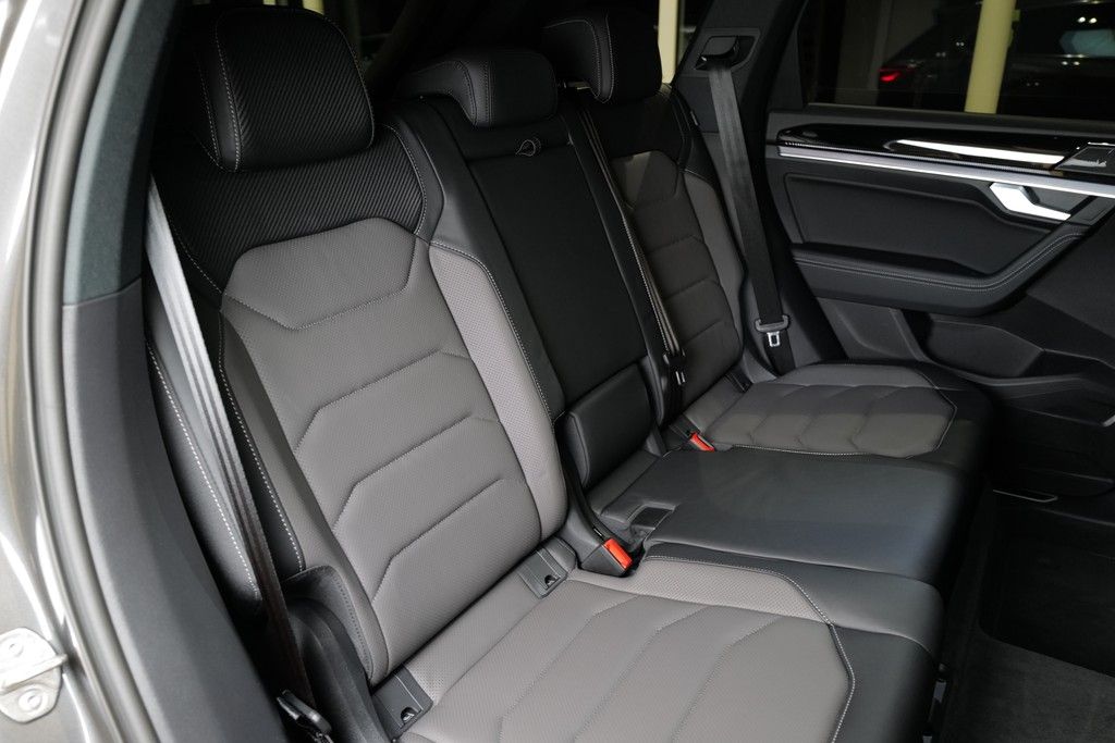 Volkswagen Touareg 3.0TDI R-Line - Samsaru's Car Outlet