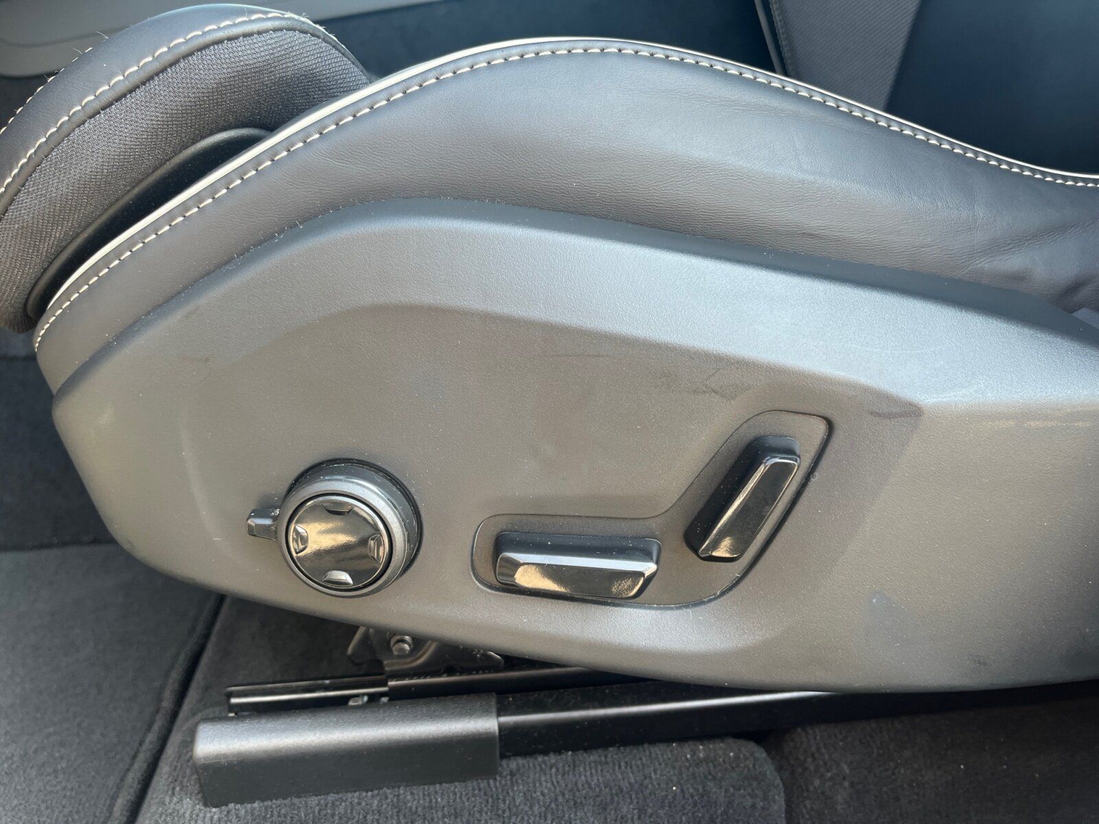 Volvo XC60 T6 AWD Plus Dark Recharge SITZH+AHK+RFK+TEM