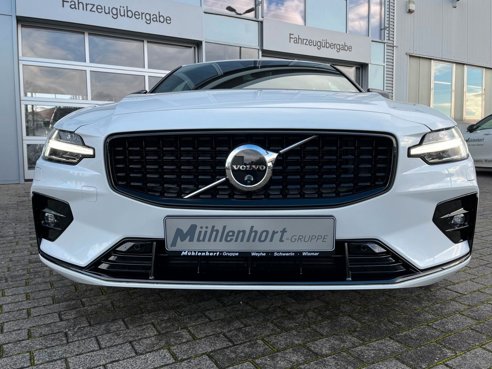 Volvo S60 B4 B DKG PLUS DARK - Sofort lieferbar -