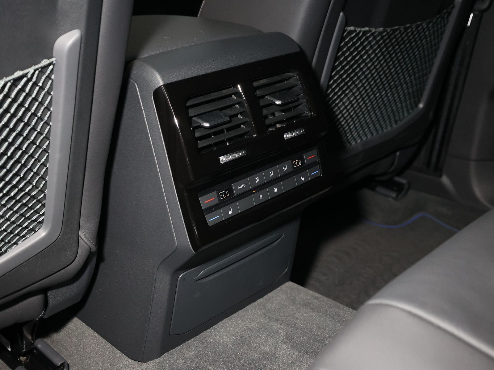 Volkswagen Touareg R 3.0 TSI R Plug-In - Samsaru's Car Outlet