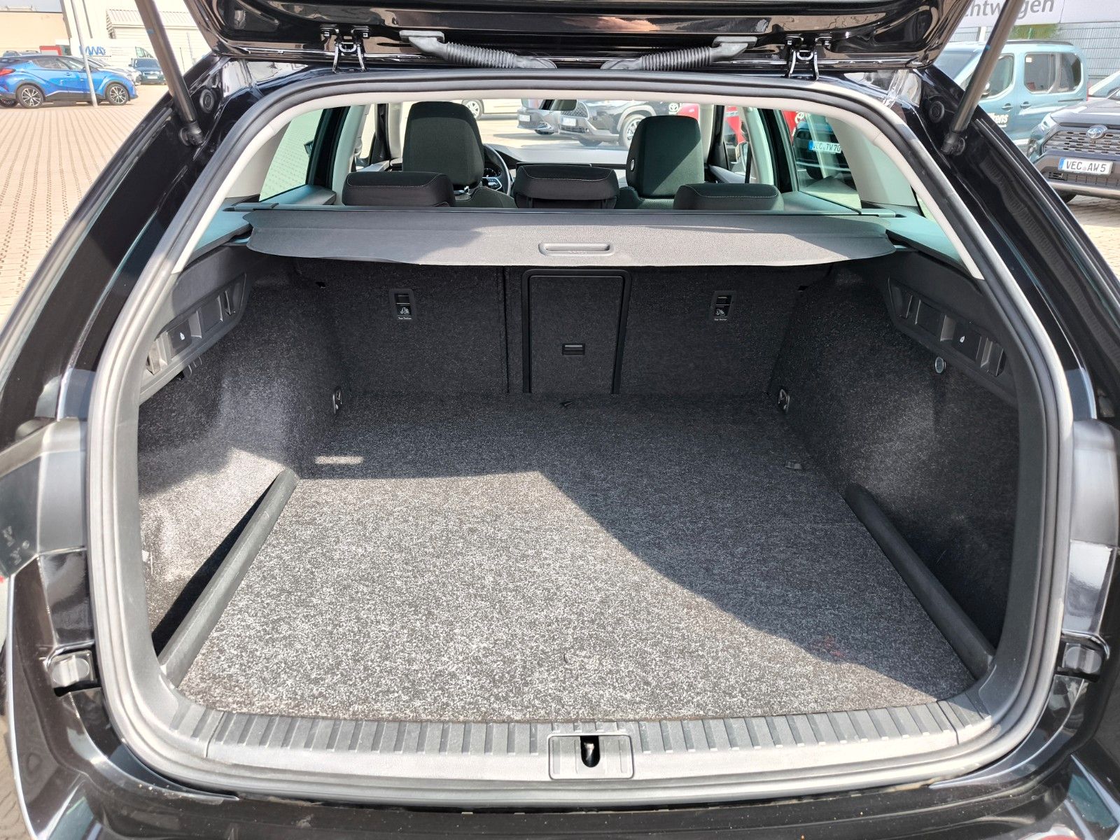 Skoda Octavia Combi First Edition iV - Samsaru's Car Outlet