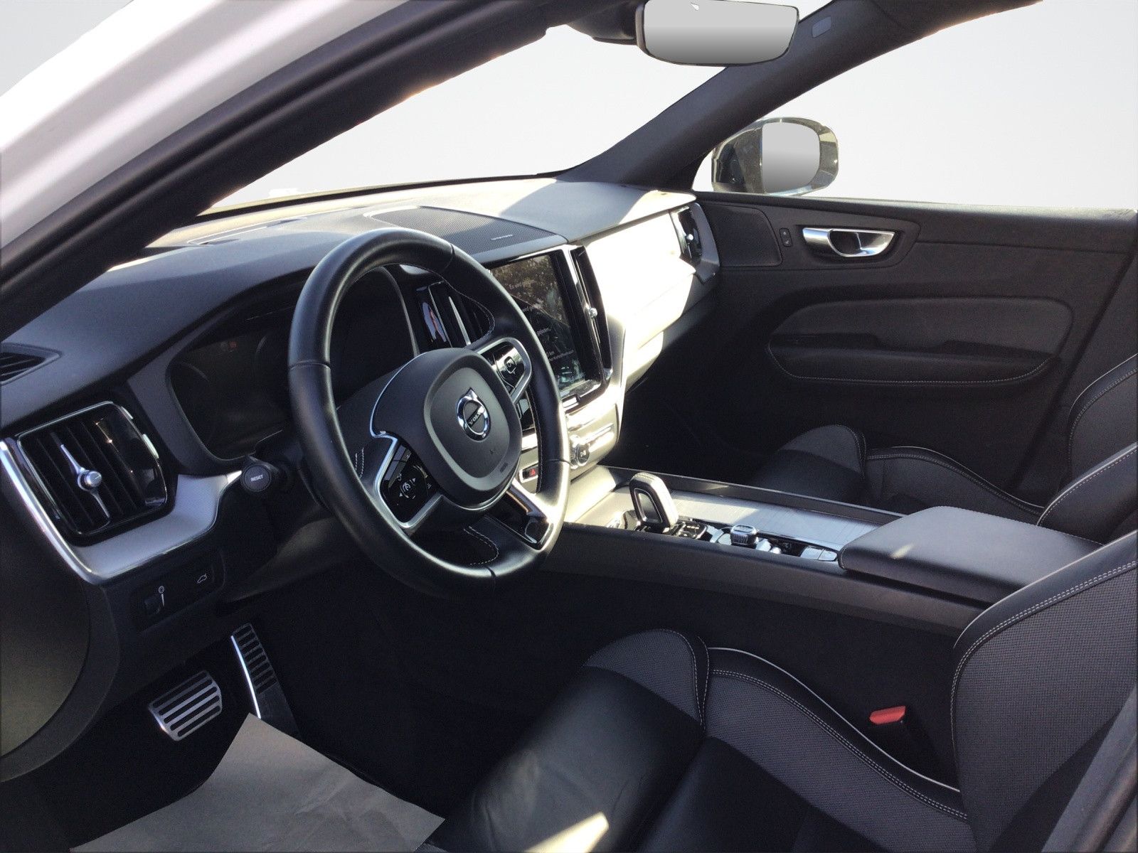 Volvo XC60 B5 AWD R Design - Samsaru's Car Outlet