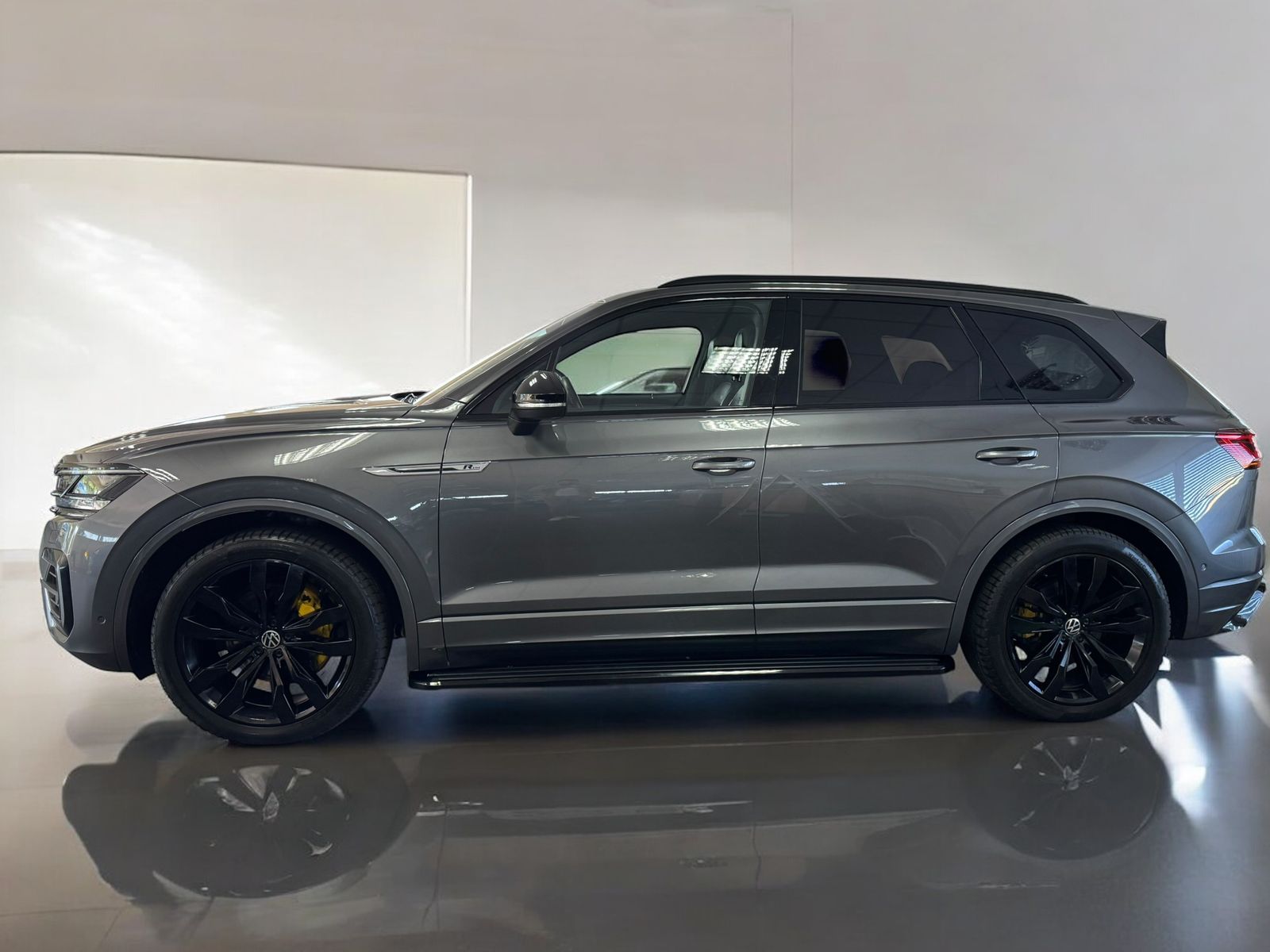 Volkswagen Touareg R-Line 4Motion - Samsaru's Car Outlet