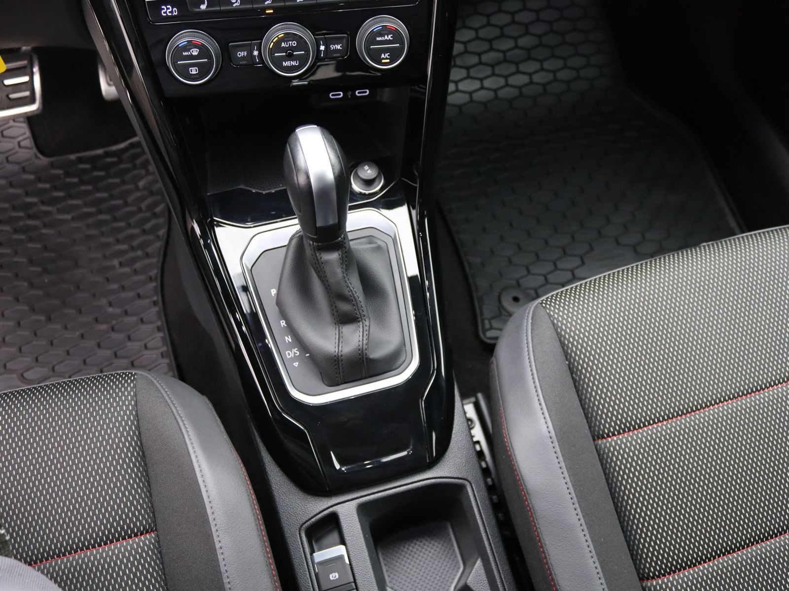 Volkswagen T-Roc 1.5 TSI DSG - Samsaru's Car Outlet