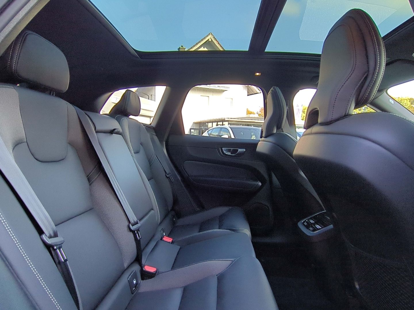 Volvo XC60 Ultimate Dark AWD HUD AHK Leder Digitales C