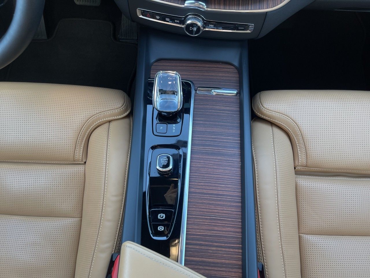 Volvo XC60 B5 Ultimate Dark AWD/AHK/Pano/Standhz/20Zo