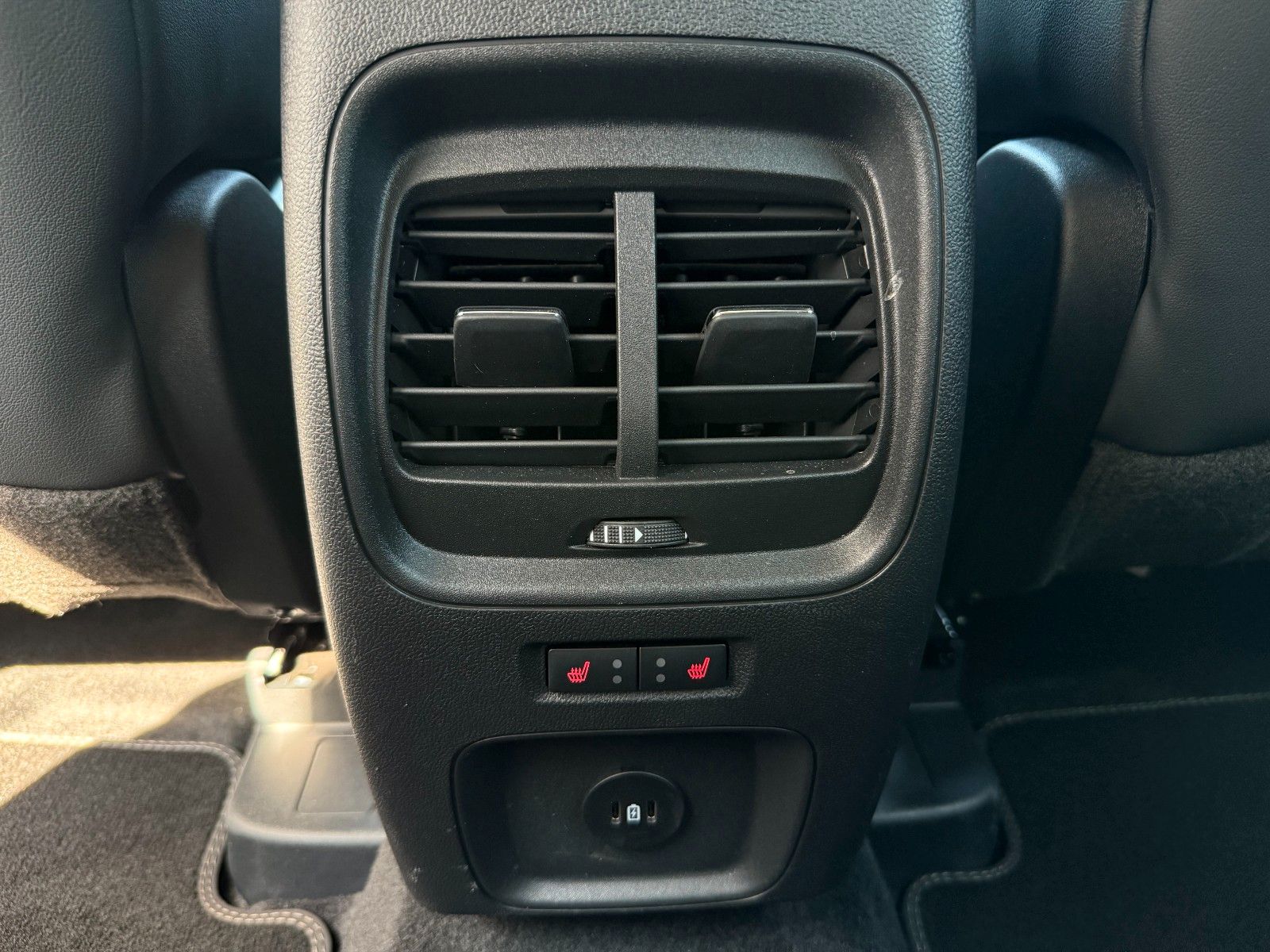 Ford Kuga Hybrid Vignale - Samsaru's Car Outlet