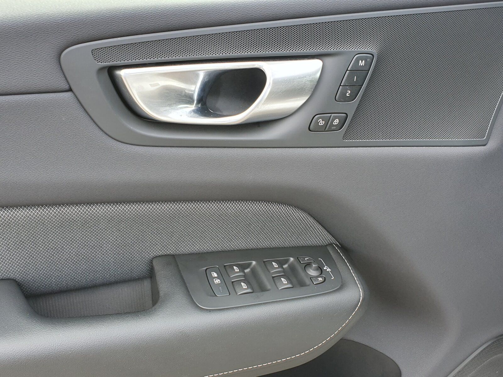Volvo XC60 Recharge T6 R-Design PANO|