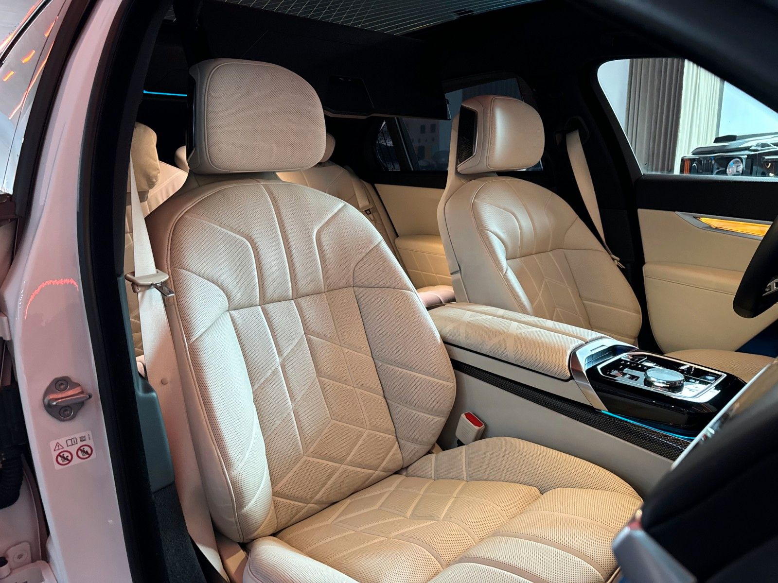 BMW 740d xD/4xMASSG/MPRO/SKY TV/KRIST/EXC.LNG/B&W/21