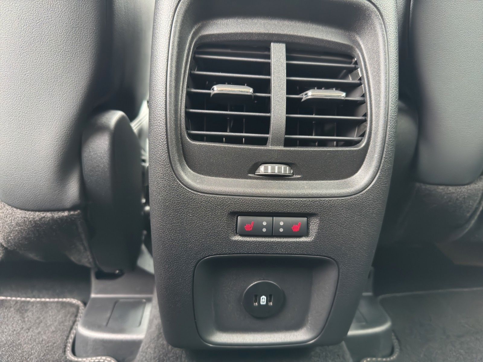 Ford Kuga Plug-In Hybrid Vignale - Samsaru's Car Outlet