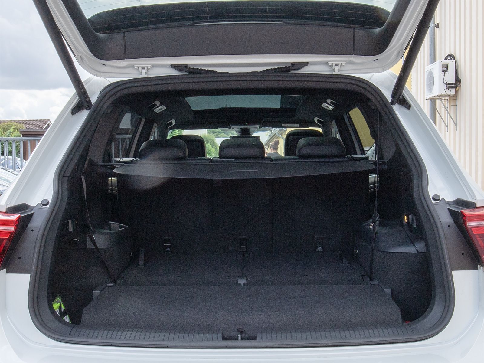 Volkswagen Tiguan Allspace R-Line 4M 7-Sitzer 360°MEGAVOLL