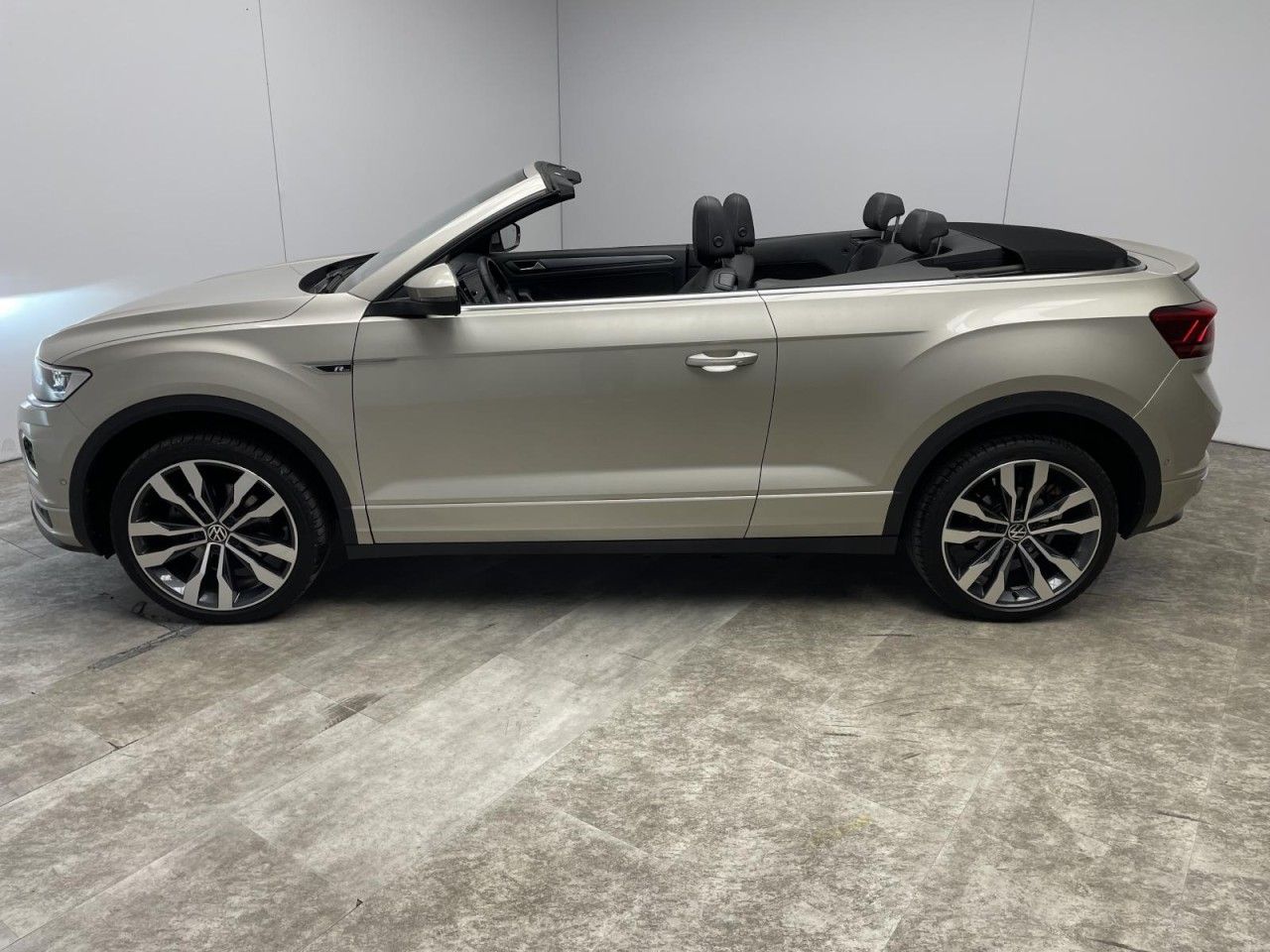 Volkswagen T-Roc 1.5 TSI DSG R-Line - Samsaru's Car Outlet