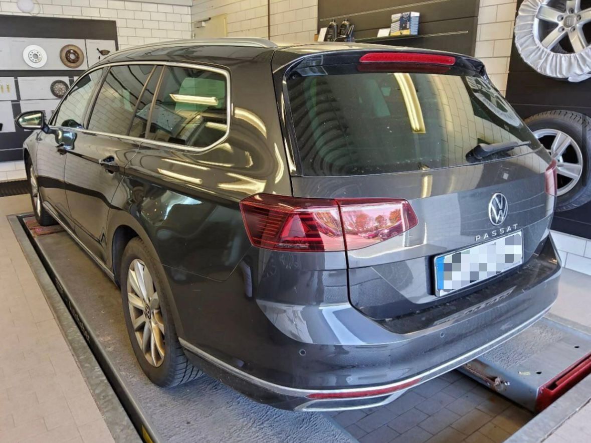 Volkswagen Passat Variant 2.0 TDI DSG Elegance - Samsaru's Car Outlet