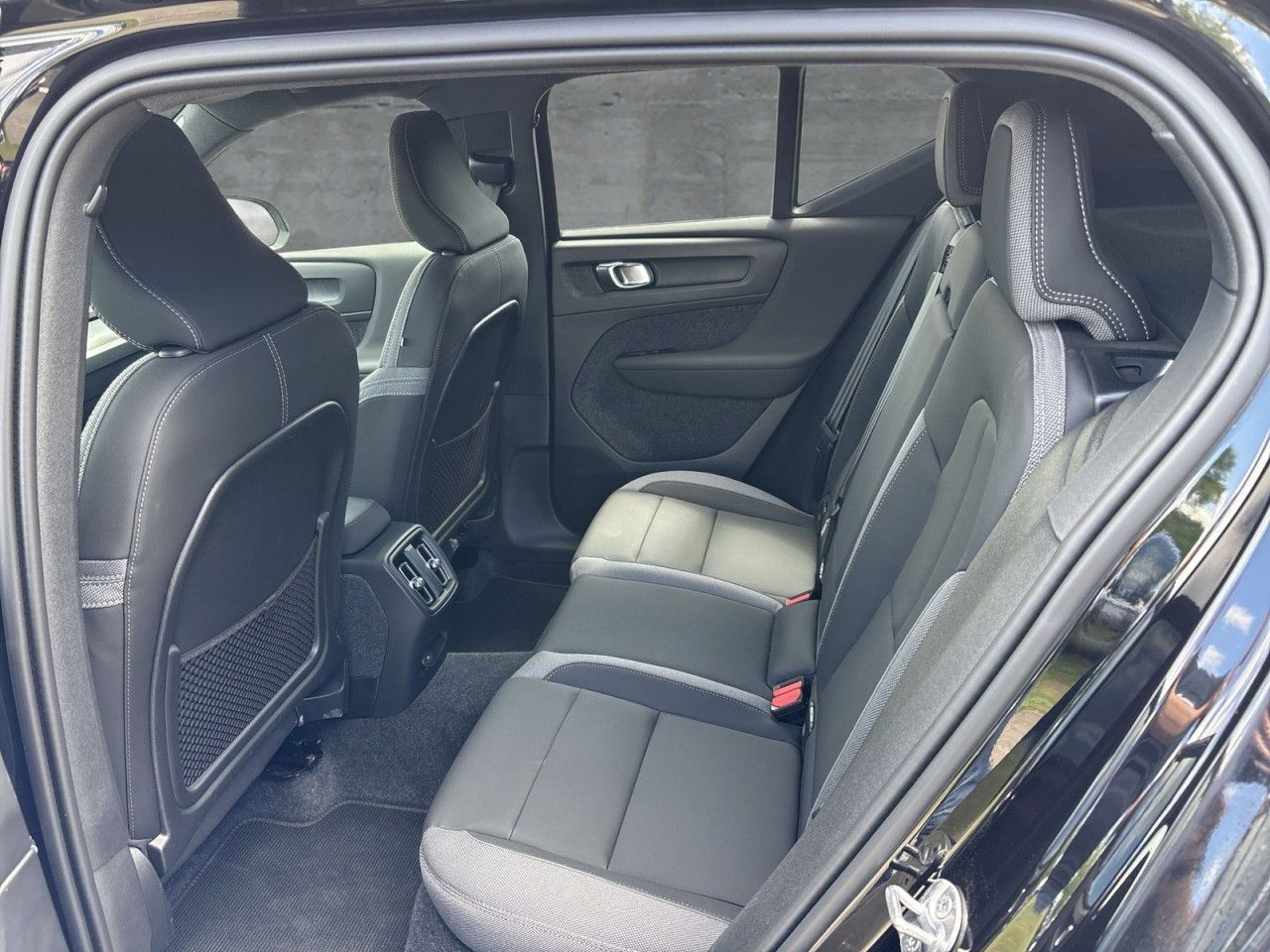 Volvo XC40 Twin Pure Electric AWD Ultimate Recharge - Samsaru's Car Outlet